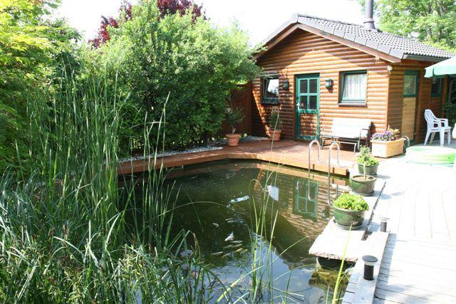 Schwimmteich mit Gartenhaus
