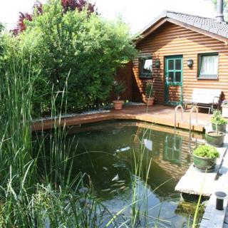 Schwimmteich mit Gartenhaus